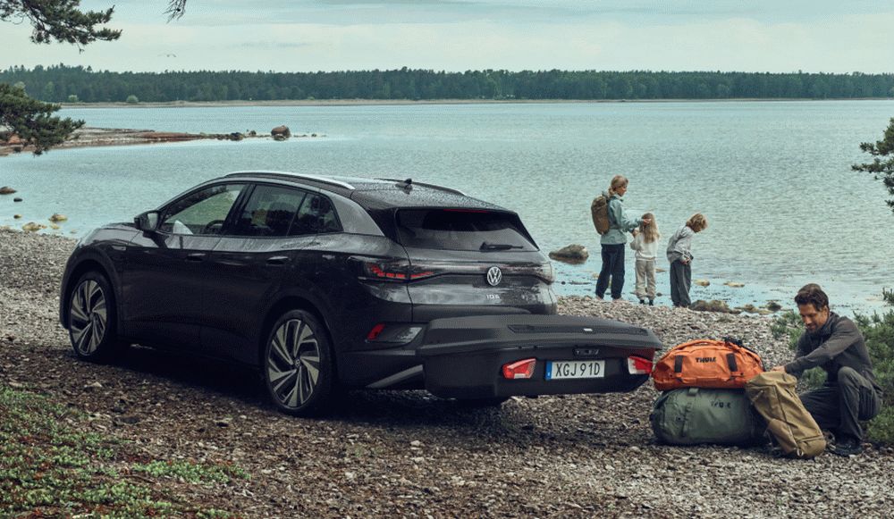 Thule Arcos L Cargo Box 906202 Lifestyle Image