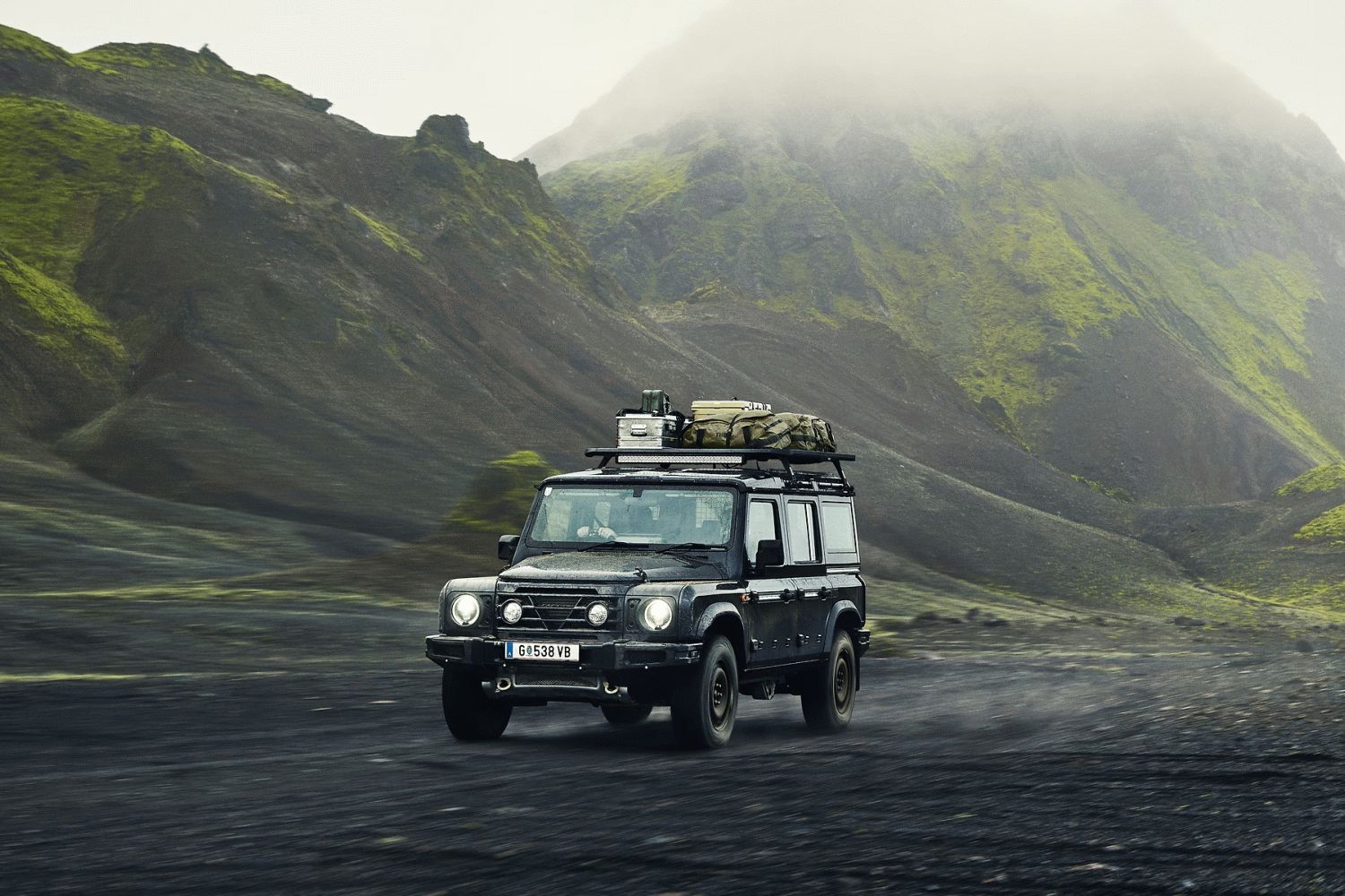 Thule Caprock Roof Platform XL - Lifestyle Image