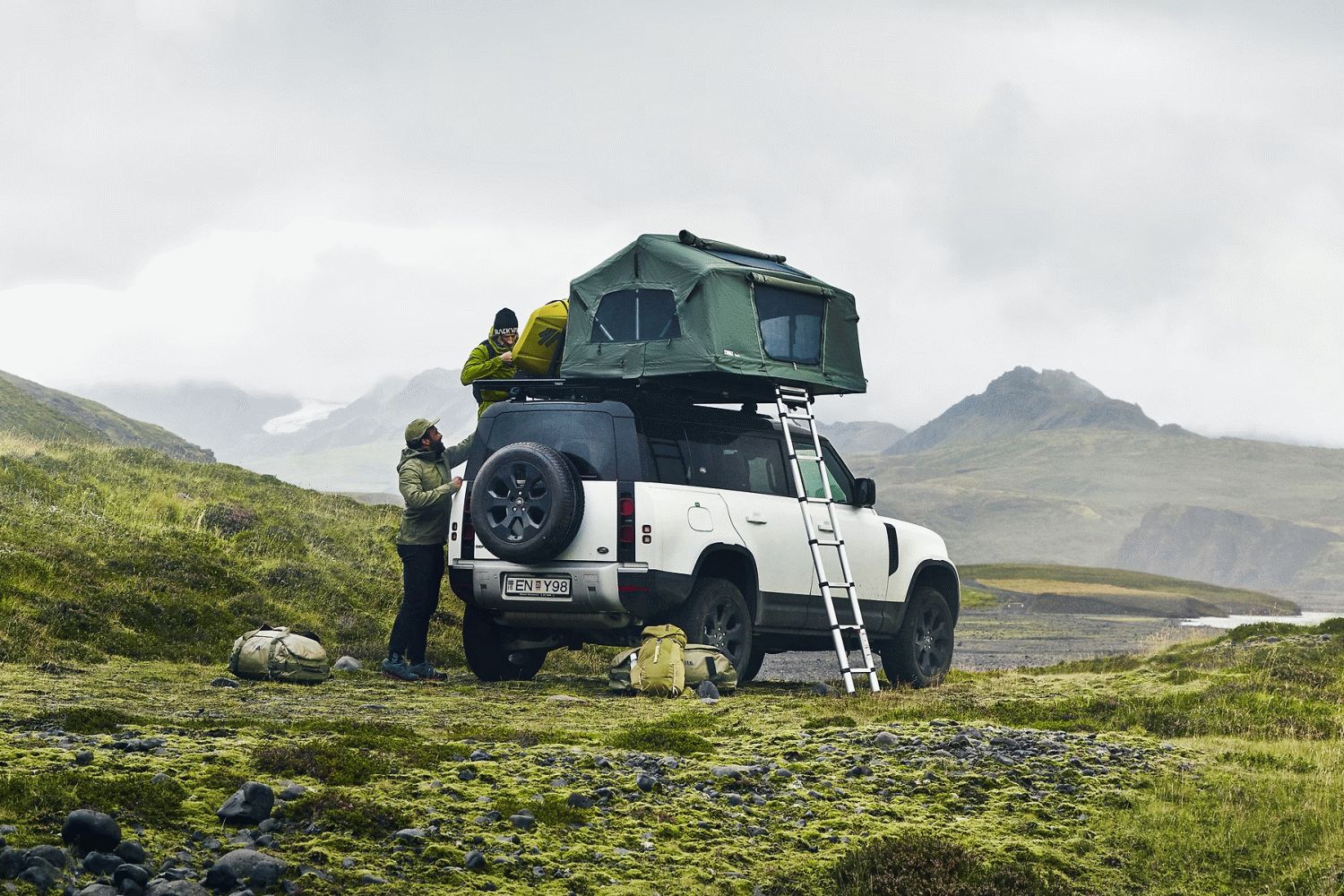 LandRover Discovery with Thule Roof Tent fitted to the Caprock