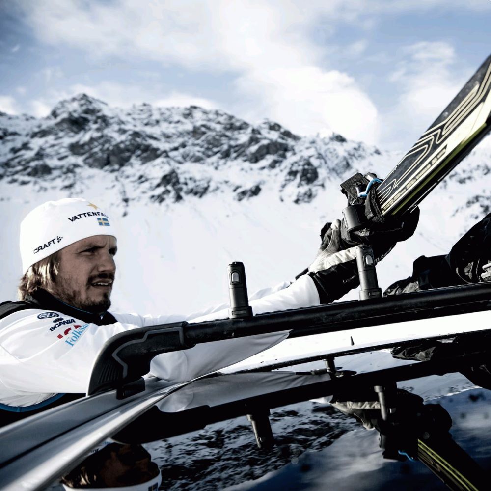 Loading the Thule SkiClick to roof bars
